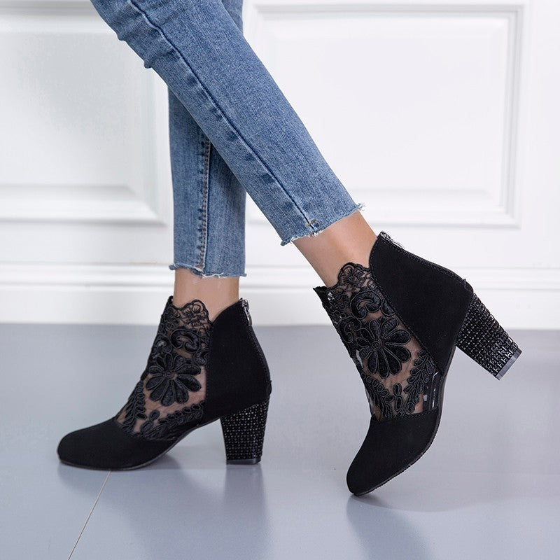 Élégance Lace – Escarpins à Talon Épais Noir
