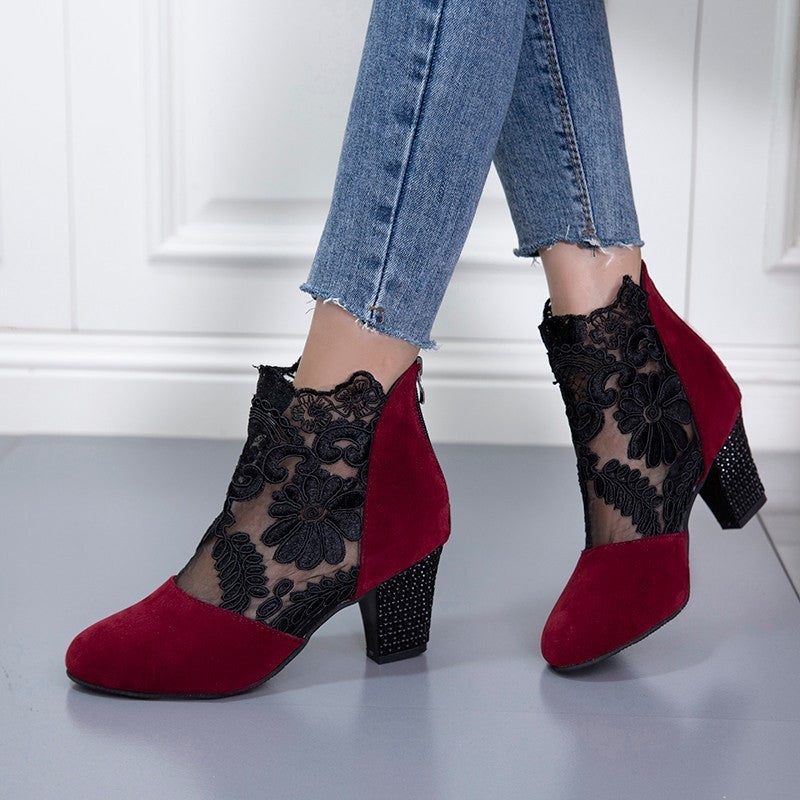 Élégance Lace – Escarpins à Talon Épais Rouge Bordeaux